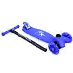 ΑΘΛΟΠΑΙΔΙΑ μπλε τρίτροχο πατίνι με φωτιζόμενη βάση και ροδάκια.